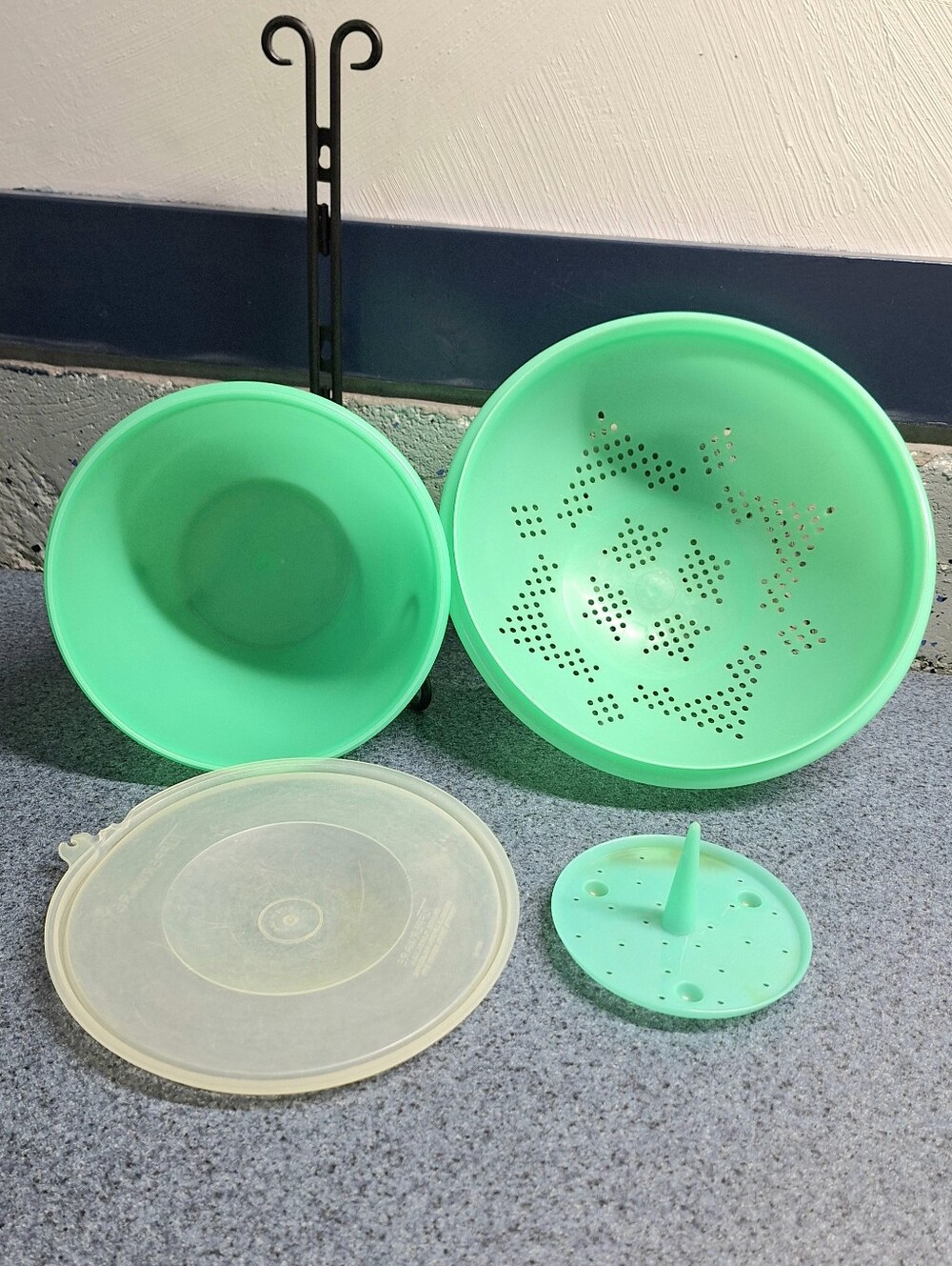 Vintage 1970s Tupperware "Crisp-it" Lettuce Keeper & Colander In Jadeite Green